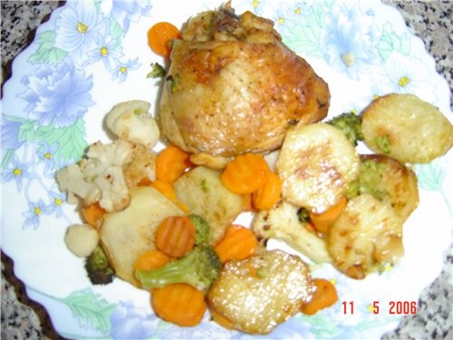 курочка в духовке, с картошкой и брокколи