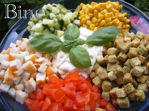 Этот салат очень красиво смотрится на столе,а также он очень лёгкий и вкусненький