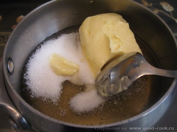 и помещаем все это в ковшик (кастрюльку), ставим на огонь и прогреваем, помешивая, пока не растопится масло