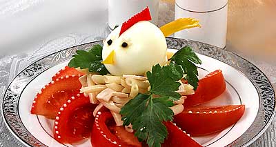 Салат простенький - курятина и макароны, а из яйца сделан обычный Петушок, но обращаю ваше внимание...
