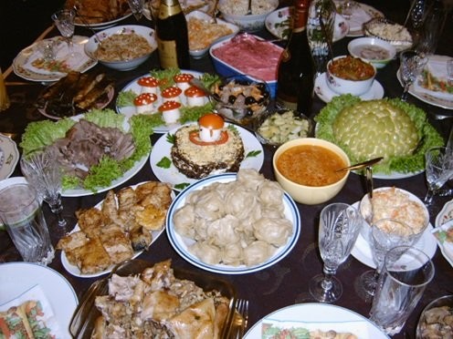 Горячее на отдельном столе из китайского заказываем, ну очень любим
