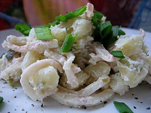 салат из кальмаров,картофеля и соленых огурцов из книги вкусные закуски 500 гр кальмара,3 крупныхкл...
