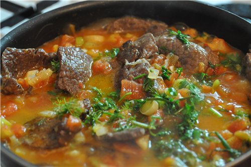 Говядина в томатном соке Нужно: 1 кг говядины 4 крупных мясистых помидора 1 лук порей 1 репчатый лу...