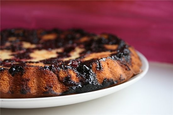 пирог с карамелизированной вишней