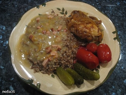 Наталь пирожки,борщик, рыба так всё вкусно и по домашнему гречаная каша с подливкой и жареной куриц...