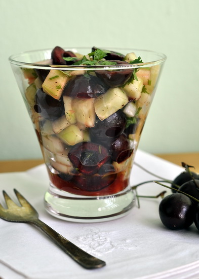 Салат из огурцов и черешни