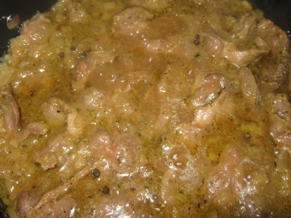КУРИНЫЕ ЖЕЛУДОЧКИ, ТУШЕНЫЕ С ЛУКОМ, КАРИ И ОРЕГАНО Очень вкусные, сочные и мягонькие куриные желудо...
