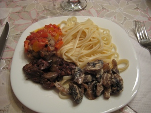 Я к вашим вкусняшкам свои приволокла Угощайтесь все - 3
