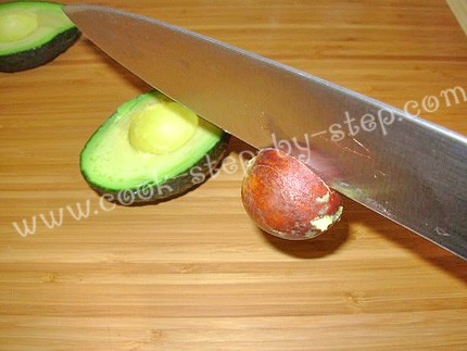 Острым ножом надрезать авокадо вокруг косточки - 5