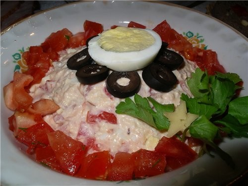 Салат "Петушок" : Вареная курочка+ сыр+ помидор+ яйцо + майонез Да это моя импровизация к рецепту И...