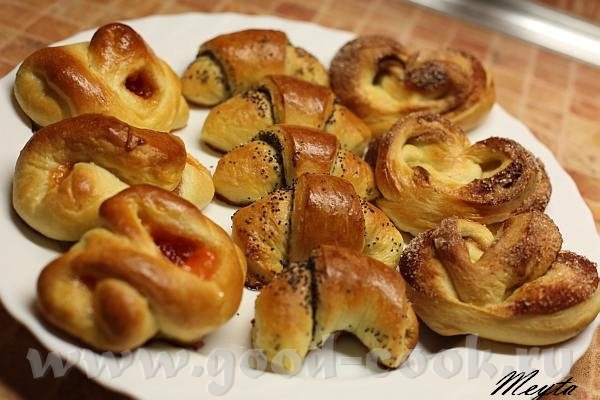 Обожаю эклерчики И кексики и хлебушек люблю Кому к чаю рогаликов с маком, булочек с джемом и плюшек...