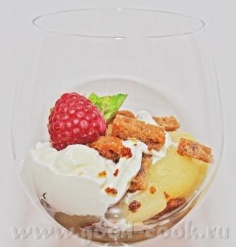 Яблочный мусс с карамелизированными ржаными гренками и взбитыми сливками - 2