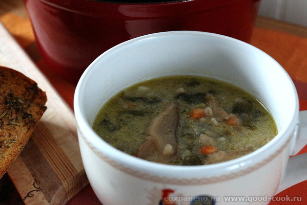 Сытный перловый суп с грибами, шпинатом и кокосовым молоком.