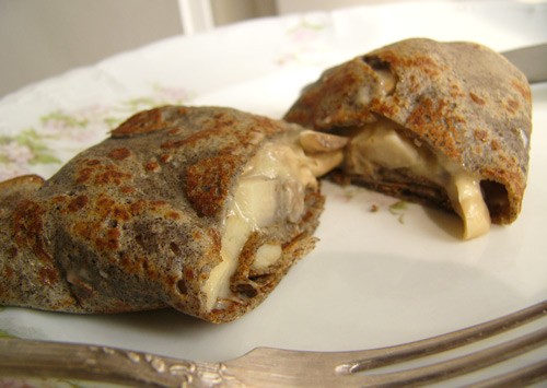 Гречневые (да и простые блины) можно есть с ветчиной и яйцом Очень вкусно начинять гречневые галетт... - 2