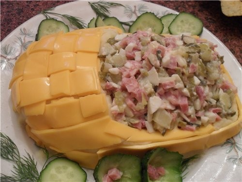 Ну раз по вкусу напоминает краба, то и заметить можно крабовым мясом, а не покупать эту дороговизну...