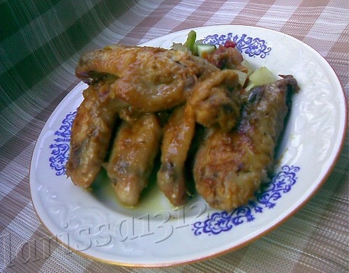 ЗАПЕЧЁНЫЕ КУРИНЫЕ КРЫЛЫШКИ В КЕФИРНО-КУНЖУТНОМ МАРИНАДЕ 1,2 кг куриных крылышек 1 большая луковица...