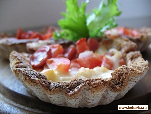 хлебные корзинки с сыром,колбасой и помидорами