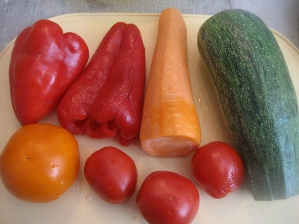 Тем временем, подготавливаем овощи: болгарский перец, кабачок цукини, морковь и помидоры