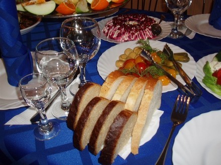 Мясная нарезка, и Столичный (муж у меня без Оливье не понял бы) )) Заливное ассорти, малосольная ры... - 3