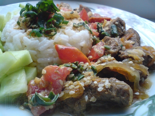 ЖАРКОЕ С СОУСОМ ИЗ ТОМАТОВ С КУНЖУТОМ
