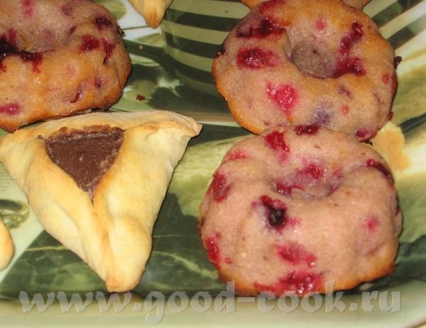 А теперь отчет по празднованию Пурима: Buttermilk Berry Muffins - Кефирно-ягодные маффины от СМАЙЛИ...