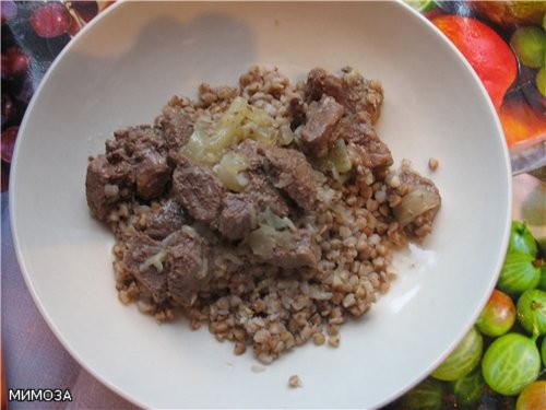 Вот молодцы - пирожок съели, теперь я вам мяска с гречкой принесла