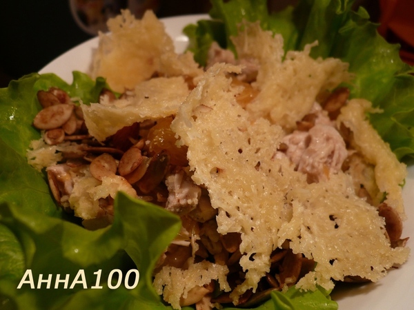 Салат с курицей, апельсинами, орешками и сырными чипсами