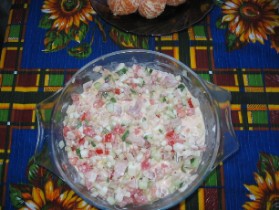 Салатик " Нежный ": копченая курочка (Я беру два окорочка и очищаю от костей и кожы) два помидора,...