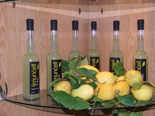 еще немного спиртного лимонный ликер - в Италии вроде есть Лимончелло, а у нас тут Лимунчел мальтий...