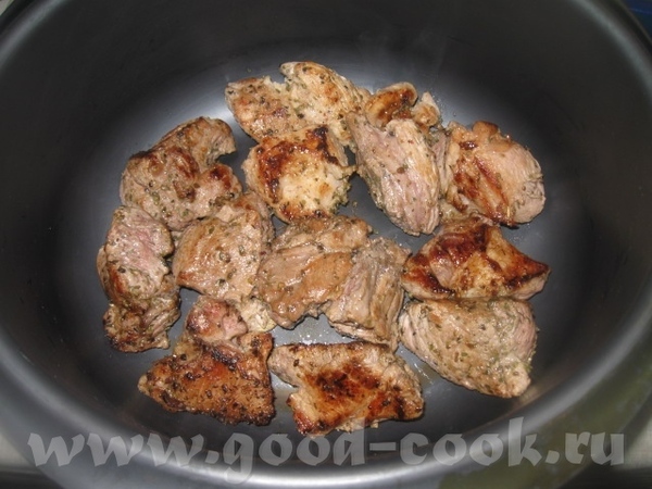 Промариновавшееся мясо обжариваем небольшими порциями быстро на сильном огне на сковороде до зарумя... - 3