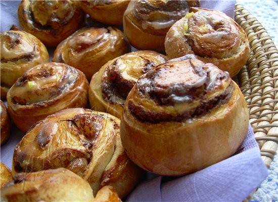 СДОБНЫЕ "УЛИТКИ" С ИЗЮМОМ И КОРИЦЕЙ