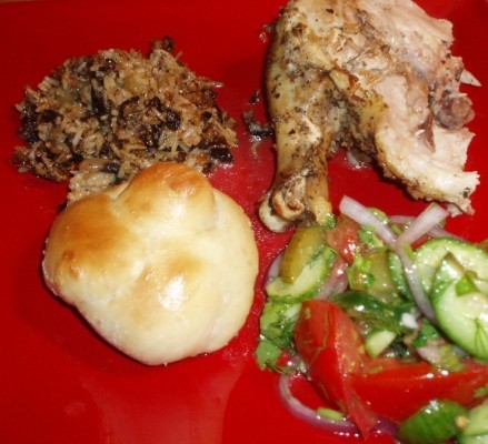 подавала с офигенненько вкусненькими булочками от Аин и простеньким салатиком,который можно назвать... - 2