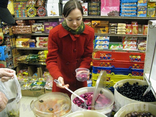 Это мы зашли в Израильский магазинчик (тут обалденный свежесмолотый кофе и всяческие восточные дели...