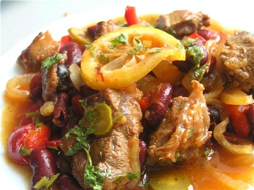 Очень приятный вкус у этой тушеной телятины получается, такой слегка кисловатый с мягким лимонным з...