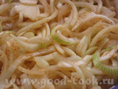 Маринованный лук Еще жарились куриные крылья и сосиски, но села батарейка