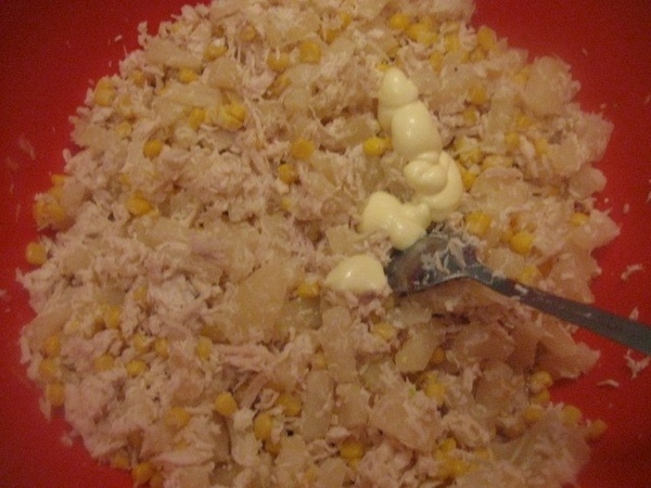 К мясу с кукурузой добавляем ананасы и мелко нарезанный лук - 3