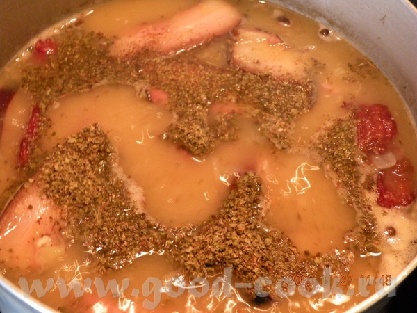 Когда картофель и горох сварятся, вкладываем зажарку и порезаное сало и кости - 2