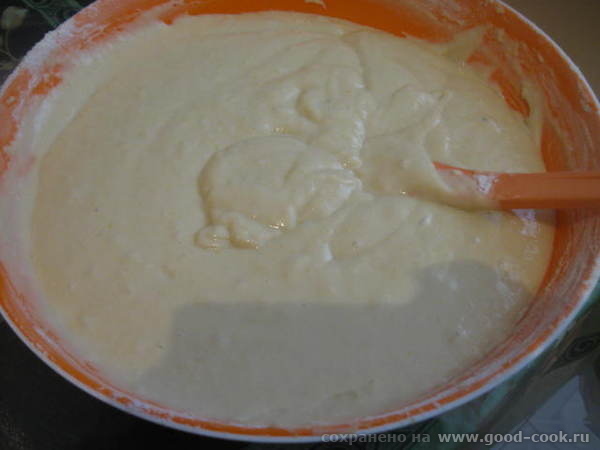 Постепенно добавляем муку и замешиваем тесто на оладьи - 2