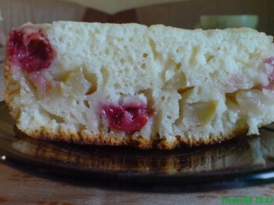 Манник с яблоками и вишней