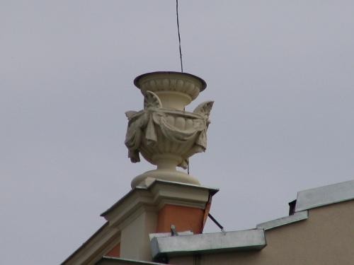 033 034 034 8) 035 036 Надпись на мемориальной доске: В доме своего отца до 12 - 3