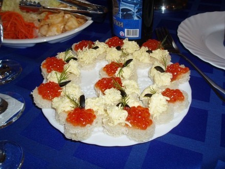 Канапешки с икрой Корейские соленья Заливное поближе