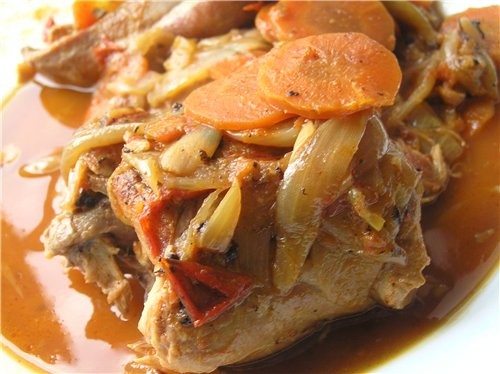 Кролик, тушеный с овощами в глиняном горшочке 1 небольшой кролик, 3 ч
