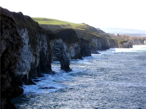 Побережье недалеко от Giant&#39;s Causeway Ballintoy Harbour недалеко от Giant&#39;s Causeway Ropeb... - 6