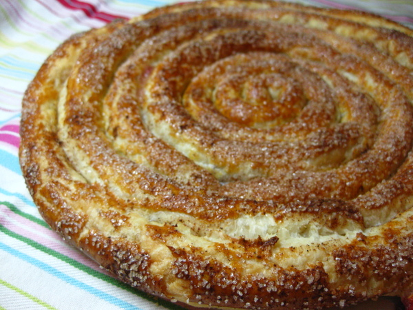 Пирог-спираль с абрикосами и нектаринами