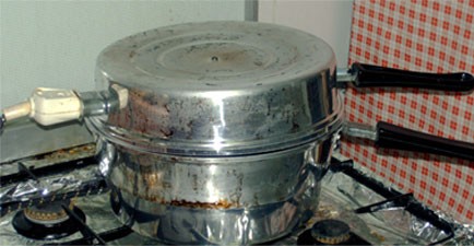 Лариса, эта кастрюля похожа на нашу чудо-печку, были такие электрокастрюли для выпечки раньше