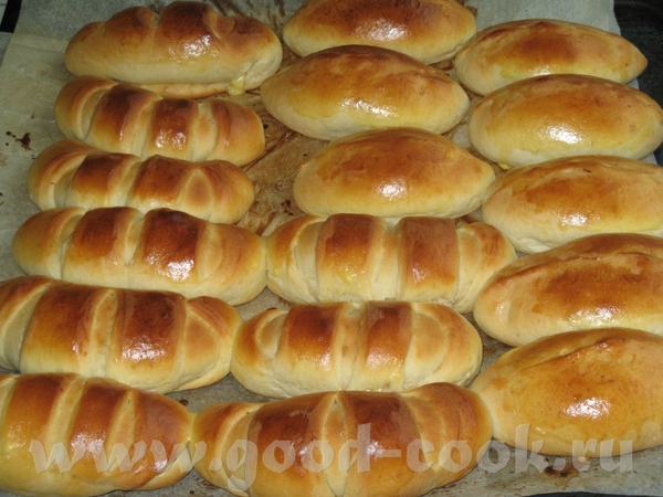 Пекла одновременно кифле и пирожки с мясом