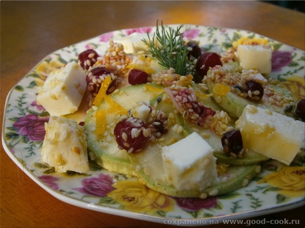 Салат из кабачков с кунжутом, клюквой и Адыгейским сыром