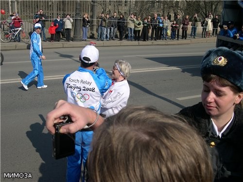 Вот это уже фотографии мужа - он стоял поближе - тот же самый момент "объяснения" Передача эстафеты... - 2