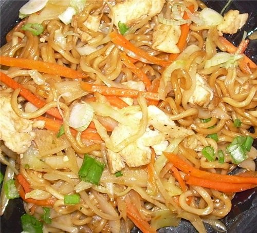 нуи по Японски "YAKI SOBA" с куриной грудинкой и овощами