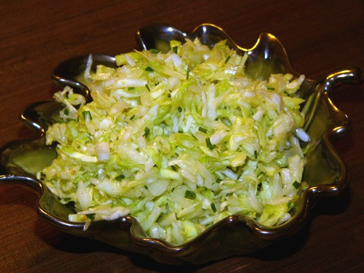 Несколько последних дней готовила один и тот же простой салат из свежей белокочанной капусты